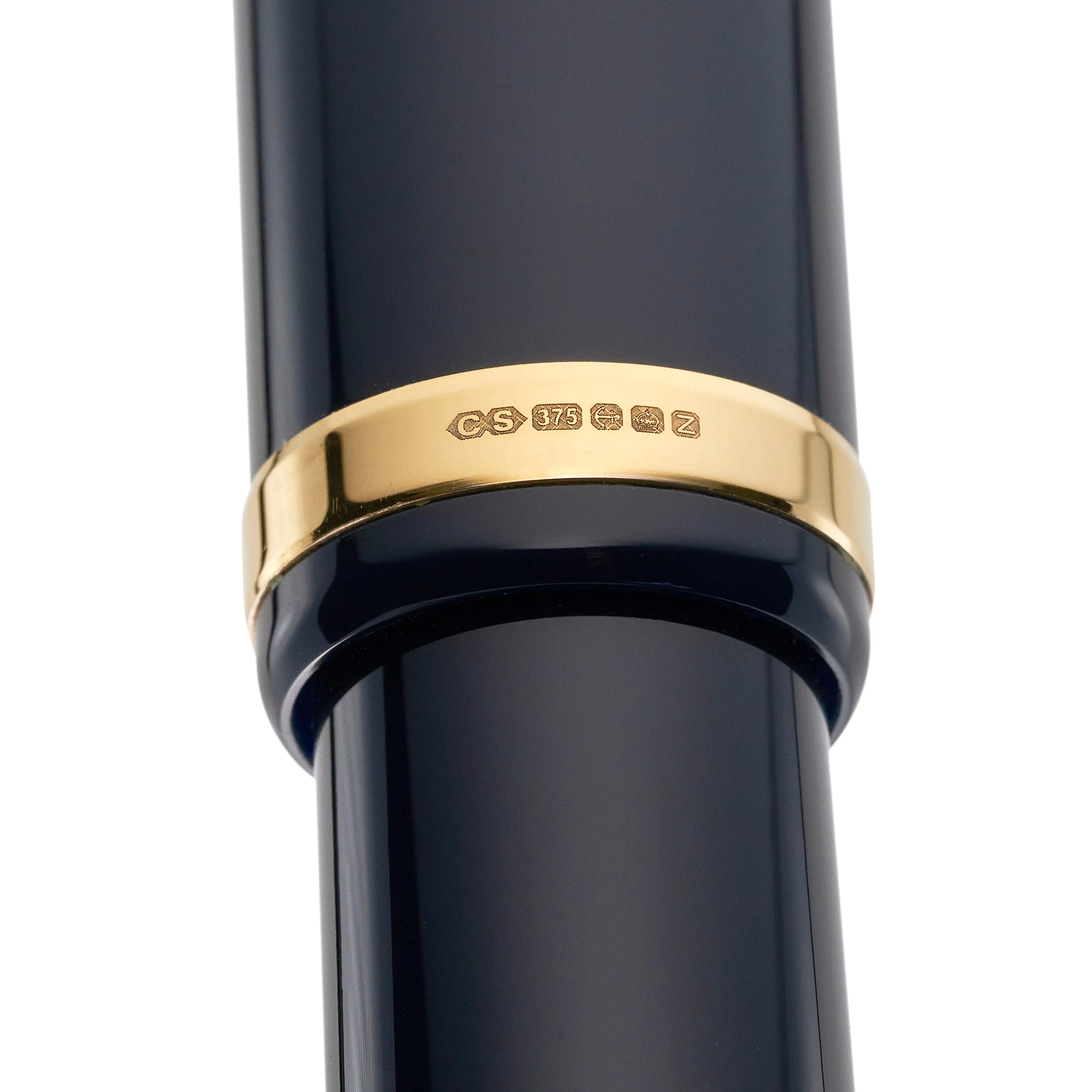 Hallmarked gold band close-up on the Pol Roger pen